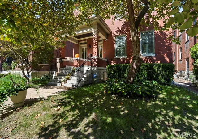 Photo 2 of Sale Pending at 3009 Allen Ave, Saint Louis, MO 63104 | MLS# MIS26065477 | Listing updated on 2026-10-25