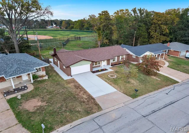 Photo 2 of Single family home for sale at 1125 Hawkstone Ln, Saint Louis, MO 63125 | MLS# MIS26065478 | Listing updated on 2026-10-22