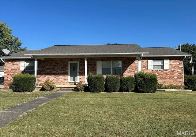 Photo 1 of Single family home for sale at 802 N Poplar St, Dexter, MO 63841 | MLS# MIS26065487 | Listing updated on 2026-10-14