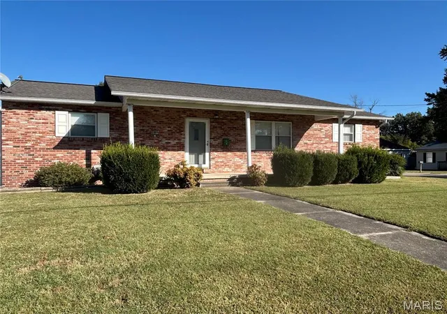 Photo 2 of Single family home for sale at 802 N Poplar St, Dexter, MO 63841 | MLS# MIS26065487 | Listing updated on 2026-10-14