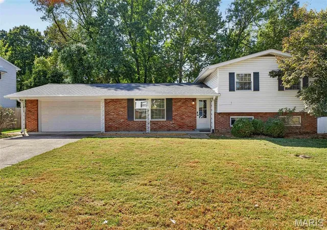 Photo 2 of Sale Pending at 12464 Sparrowwood Dr, Saint Louis, MO 63146 | MLS# MIS26065500 | Listing updated on 2026-10-14