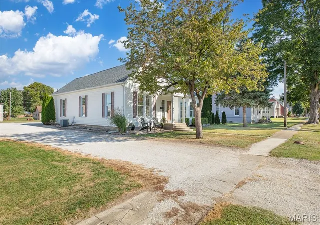 Photo 3 of Single family home for sale at 208 Church St, Carrollton, IL 62016 | MLS# MIS26065513 | Listing updated on 2026-10-19