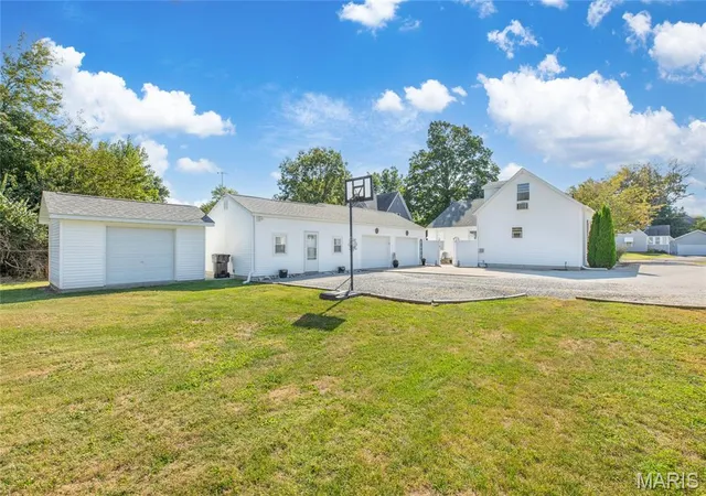 Photo 3 of Single family home for sale at 208 Church St, Carrollton, IL 62016 | MLS# MIS26065513 | Listing updated on 2026-10-19