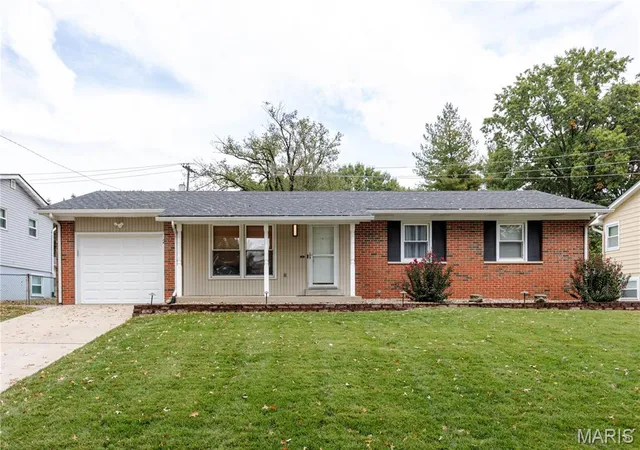 Photo 1 of Single family home for sale at 2 Biscayne Dr, Edwardsville, IL 62025 | MLS# MIS26065515 | Listing updated on 2026-10-20