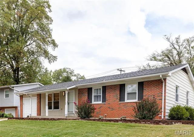 Photo 2 of Single family home for sale at 2 Biscayne Dr, Edwardsville, IL 62025 | MLS# MIS26065515 | Listing updated on 2026-10-20