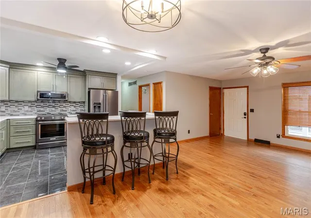 Photo 3 of Single family home for sale at 2 Biscayne Dr, Edwardsville, IL 62025 | MLS# MIS26065515 | Listing updated on 2026-10-20