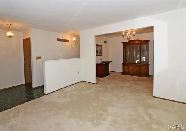 Photo 3 of Single family home for sale at 560 Running Crk Dr, Ballwin, MO 63021 | MLS# MIS26065521 | Listing updated on 2026-10-19