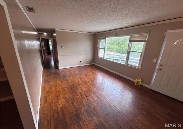Photo 4 of Sale Pending at 1115 Crump Ln, Columbia, MO 65202 | MLS# MIS26065523 | Listing updated on 2026-10-27