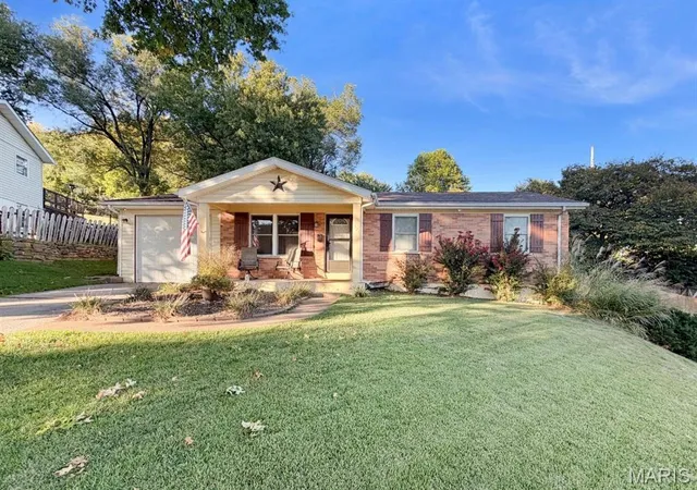 Photo 1 of Single family home for sale at 121 N 18th Street, Louisiana, MO 63353 | MLS# MIS26065524 | Listing updated on 2026-10-12