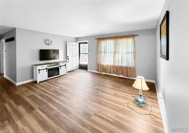 Photo 3 of Single family home for sale at 121 N 18th Street, Louisiana, MO 63353 | MLS# MIS26065524 | Listing updated on 2026-10-12