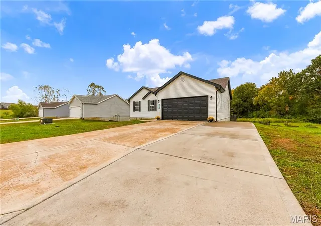 Photo 4 of Single family home for sale at 172 Linder Ln, Winfield, MO 63389 | MLS# MIS26065527 | Listing updated on 2026-10-21