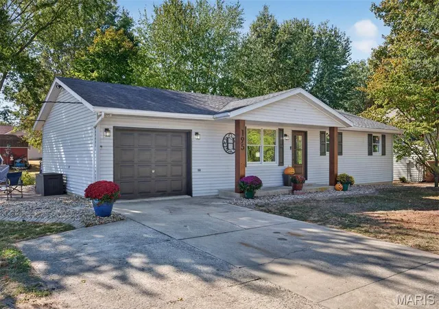 Photo 1 of Single family home for sale at 195 Lake Vista Dr, Carlyle, IL 62231 | MLS# MIS26065535 | Listing updated on 2026-10-20