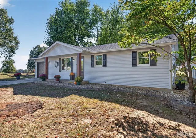 Photo 2 of Single family home for sale at 195 Lake Vista Dr, Carlyle, IL 62231 | MLS# MIS26065535 | Listing updated on 2026-10-20