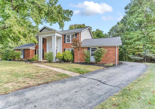 Photo 2 of Single family home for sale at 216 Trailtop Ct, Chesterfield, MO 63017 | MLS# MIS26065563 | Listing updated on 2026-10-28