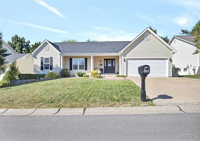 Photo 1 of Single family home for sale at 23 Bay Hl Dr, Saint Peters, MO 63366 | MLS# MIS26065564 | Listing updated on 2026-10-16