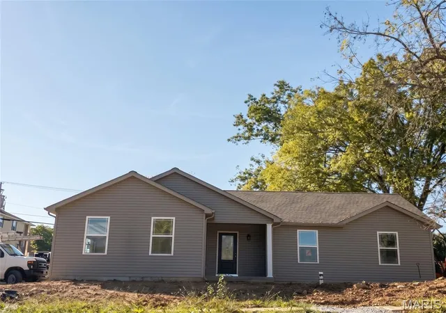 Photo 1 of Single family home for sale at 201 N West St, Warrenton, MO 63383 | MLS# MIS26065589 | Listing updated on 2026-10-26