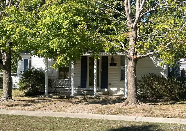 Photo 1 of Single family home for sale at 201 W King St, Sorento, IL 62086 | MLS# MIS26065594 | Listing updated on 2026-10-12