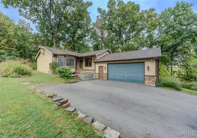 Photo 2 of Single family home for sale at 533 Snipes Dr, Saint Charles, MO 63303 | MLS# MIS26065598 | Listing updated on 2026-10-16