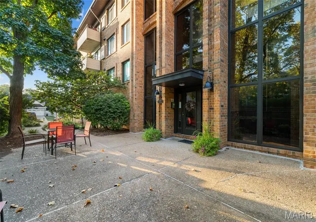 Listing Photo 3 - Condo for sale in building located at 1030 N Harrison Ave, Kirkwood, MO 63122 - Unit #403