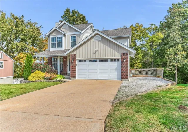 Photo 2 of Sale Pending at 3062 Brentmoor Dr, Arnold, MO 63010 | MLS# MIS26065619 | Listing updated on 2026-10-28
