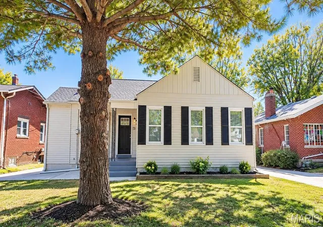 Photo 2 of Single family home for sale at 309 Maurice St, Alton, IL 62002 | MLS# MIS26065629 | Listing updated on 2026-10-21