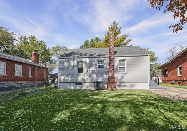 Photo 3 of Single family home for sale at 309 Maurice St, Alton, IL 62002 | MLS# MIS26065629 | Listing updated on 2026-10-21