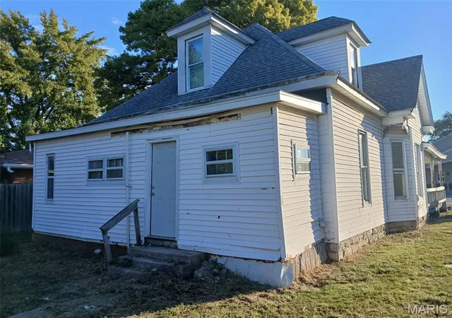 Photo 3 of Single family home for sale at 110 N Jefferson St, Medora, IL 62063 | MLS# MIS26065631 | Listing updated on 2026-10-13