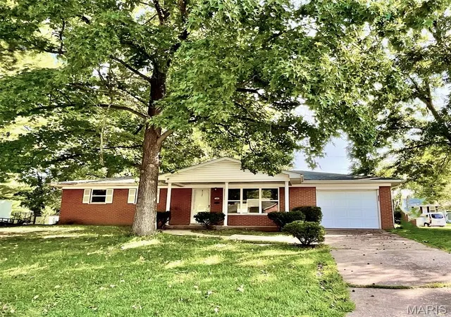 Photo 1 of Sale Pending at 700 St Mary Dr, Belleville, IL 62226 | MLS# MIS26065640 | Listing updated on 2026-10-17