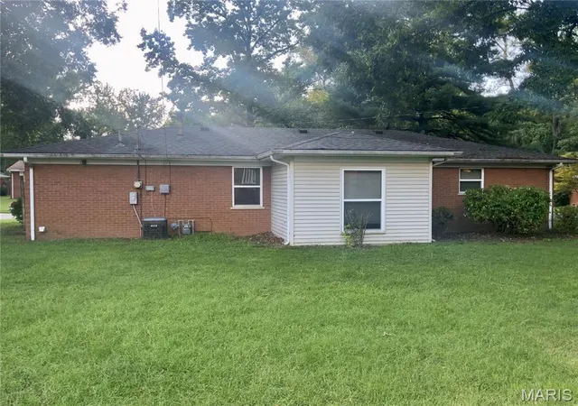 Photo 2 of Sale Pending at 700 St Mary Dr, Belleville, IL 62226 | MLS# MIS26065640 | Listing updated on 2026-10-17