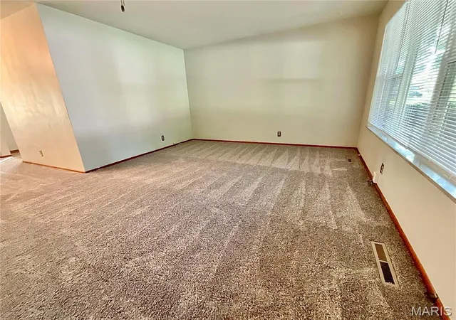 Photo 3 of Sale Pending at 700 St Mary Dr, Belleville, IL 62226 | MLS# MIS26065640 | Listing updated on 2026-10-17
