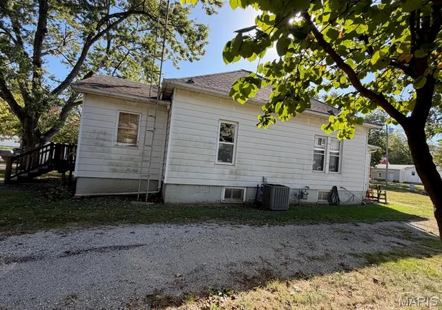 Photo 2 of Single family home for sale at 504 Sanford Ave, Nokomis, IL 62075 | MLS# MIS26065641 | Listing updated on 2026-10-20