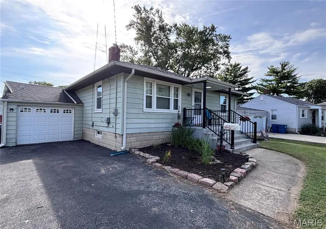 Photo 3 of Single family home for sale at 1512 Douglas Ave, Collinsville, IL 62234 | MLS# MIS26065649 | Listing updated on 2026-10-20
