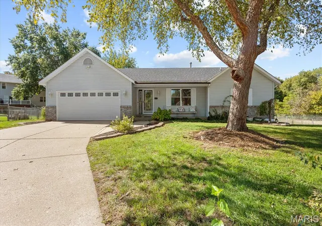 Photo 1 of Single family home for sale at 412 N Deer Tracks Trl, Saint Peters, MO 63376 | MLS# MIS26065654 | Listing updated on 2026-10-28