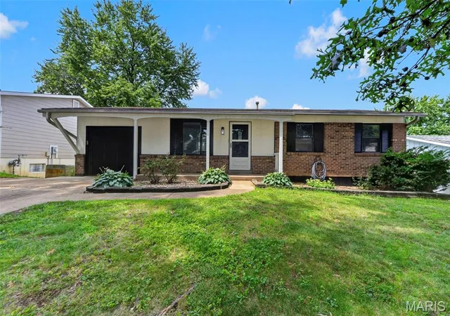 Photo 1 of Sale Pending at 2693 Creekwood Manor Ln, Saint Louis, MO 63125 | MLS# MIS26065669 | Listing updated on 2026-10-19