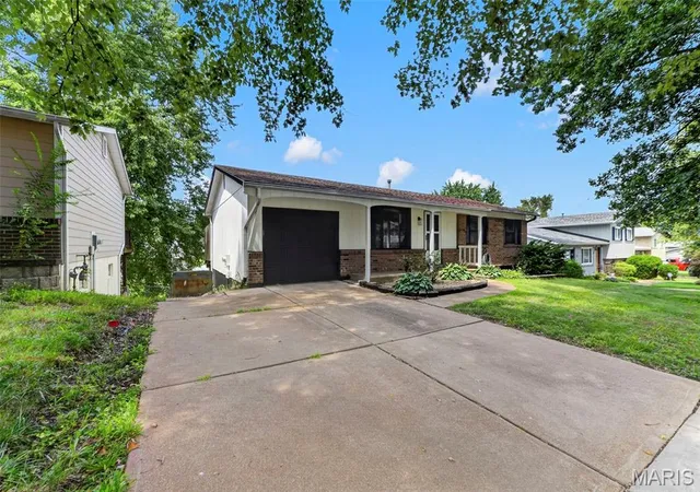 Photo 2 of Sale Pending at 2693 Creekwood Manor Ln, Saint Louis, MO 63125 | MLS# MIS26065669 | Listing updated on 2026-10-19