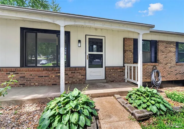 Photo 3 of Sale Pending at 2693 Creekwood Manor Ln, Saint Louis, MO 63125 | MLS# MIS26065669 | Listing updated on 2026-10-19