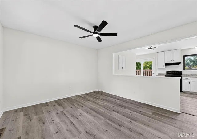 Photo 3 of Sale Pending at 2693 Creekwood Manor Ln, Saint Louis, MO 63125 | MLS# MIS26065669 | Listing updated on 2026-10-19