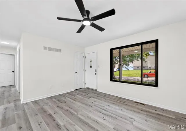 Photo 4 of Sale Pending at 2693 Creekwood Manor Ln, Saint Louis, MO 63125 | MLS# MIS26065669 | Listing updated on 2026-10-19