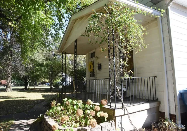 Photo 3 of Sale Pending at 142 Springer Ave, Edwardsville, IL 62025 | MLS# MIS26065678 | Listing updated on 2026-10-16