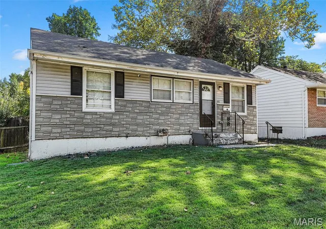Photo 3 of Single family home for sale at 440 Midlothian Rd, Saint Louis, MO 63137 | MLS# MIS26065680 | Listing updated on 2026-10-18