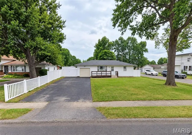 Photo 1 of Sale Pending at 714 W Henry St, Staunton, IL 62088 | MLS# MIS26065690 | Listing updated on 2026-10-16
