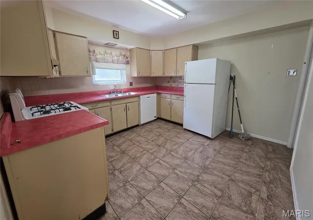 Photo 2 of Sale Pending at 8382 Lonkar Dr, Saint Louis, MO 63123 | MLS# MIS26065692 | Listing updated on 2026-10-20