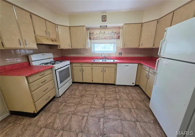 Photo 3 of Sale Pending at 8382 Lonkar Dr, Saint Louis, MO 63123 | MLS# MIS26065692 | Listing updated on 2026-10-20