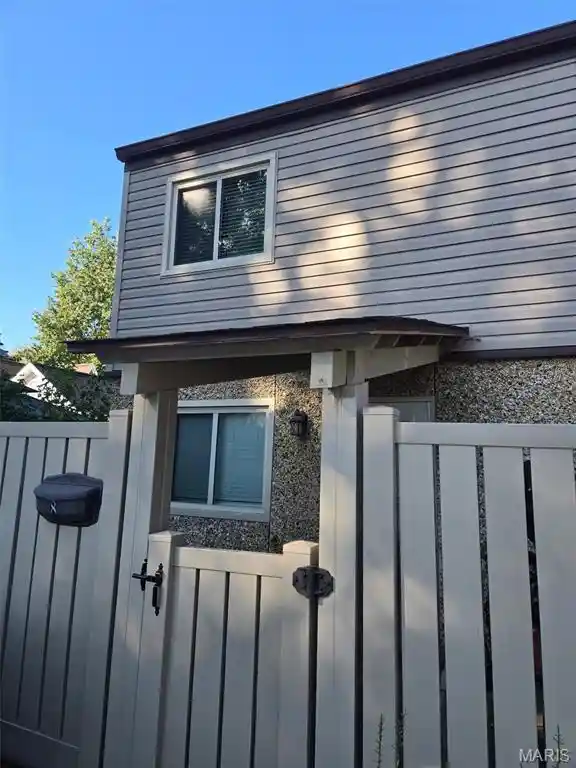 Listing Photo 2 - Condo for sale in 1503 Poplar St located at 1503 Poplar St, Highland, IL 62249 - Unit 1503 Poplar St