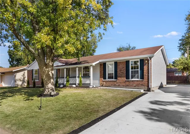 Photo 1 of Single family home for sale at 2878 Castleford Dr, Florissant, MO 63033 | MLS# MIS26065706 | Listing updated on 2026-10-20