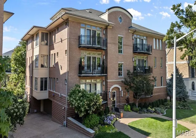 Photo 1 of Condo for sale at 40 Brighton Way #2S, Saint Louis, MO 63105 | MLS# MIS26065708 | Listing updated on 2026-10-16