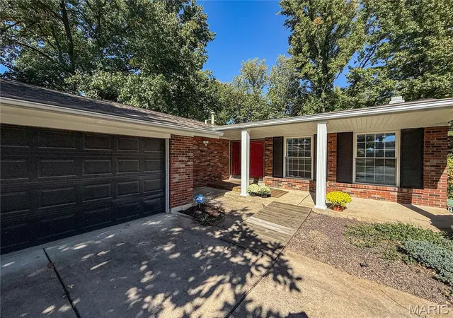 Photo 1 of Sale Pending at 1333 Sherbrooke Rd, Saint Charles, MO 63303 | MLS# MIS26065713 | Listing updated on 2026-10-18