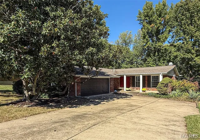 Photo 2 of Sale Pending at 1333 Sherbrooke Rd, Saint Charles, MO 63303 | MLS# MIS26065713 | Listing updated on 2026-10-18