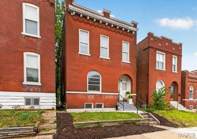 Photo 3 of Sale Pending at 3005 Minnesota Ave, Saint Louis, MO 63118 | MLS# MIS26065717 | Listing updated on 2026-10-19