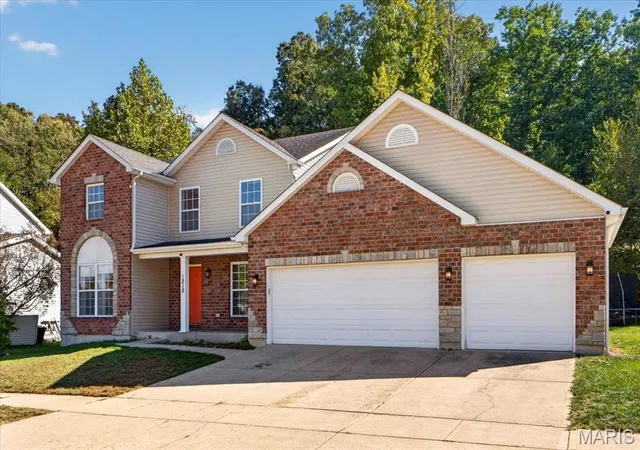 Photo 2 of Single family home for sale at 1212 Konert Valley Dr, Fenton, MO 63026 | MLS# MIS26065719 | Listing updated on 2026-10-16